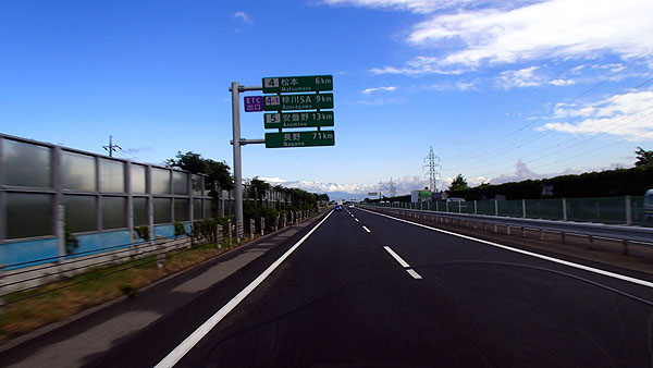 青空が広がると同時に、前方には冠雪した山々の景色が美しく見え始めた